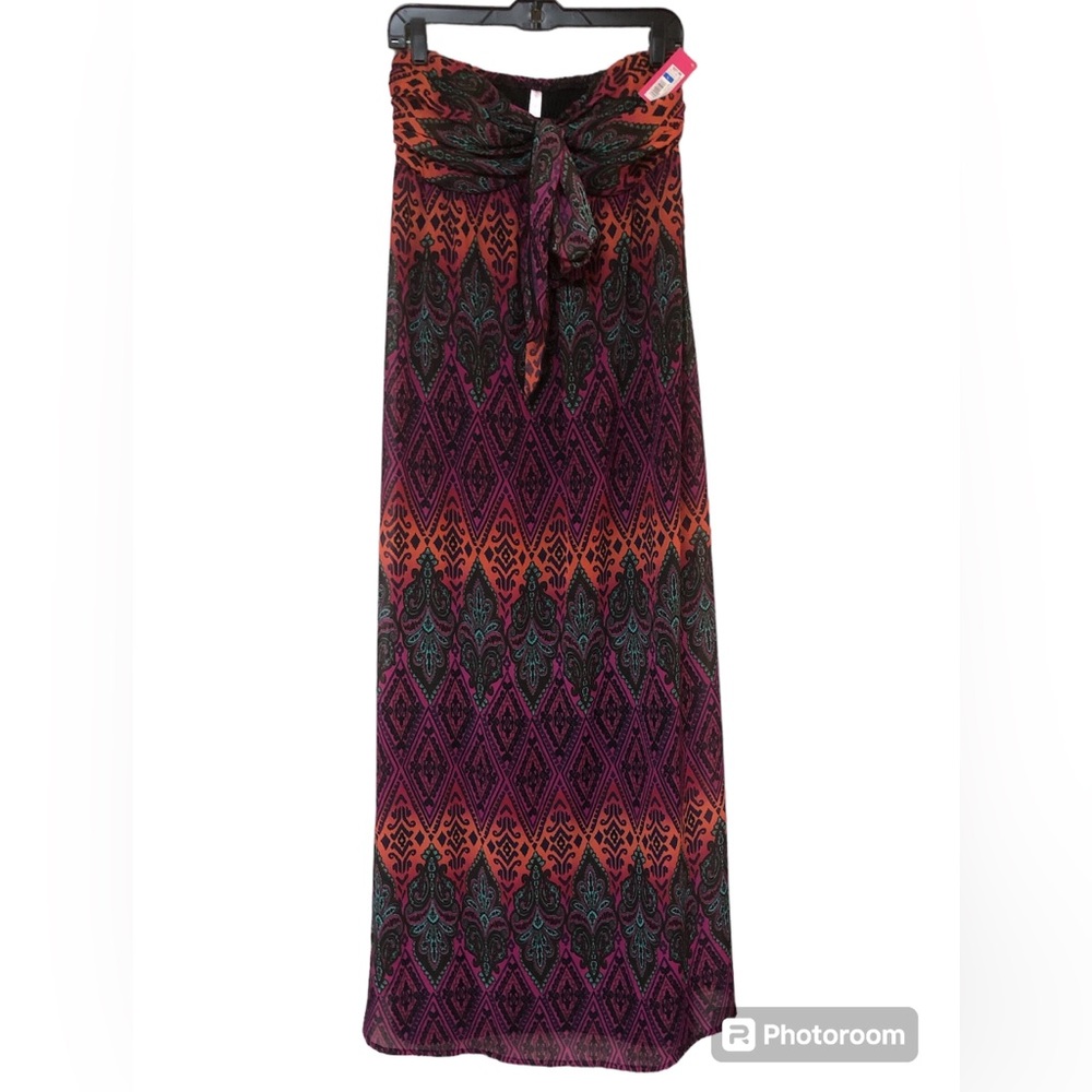NWT Strapless Maxie Dress in a Lined Magenta Tribal Print. Size L. Polyester.